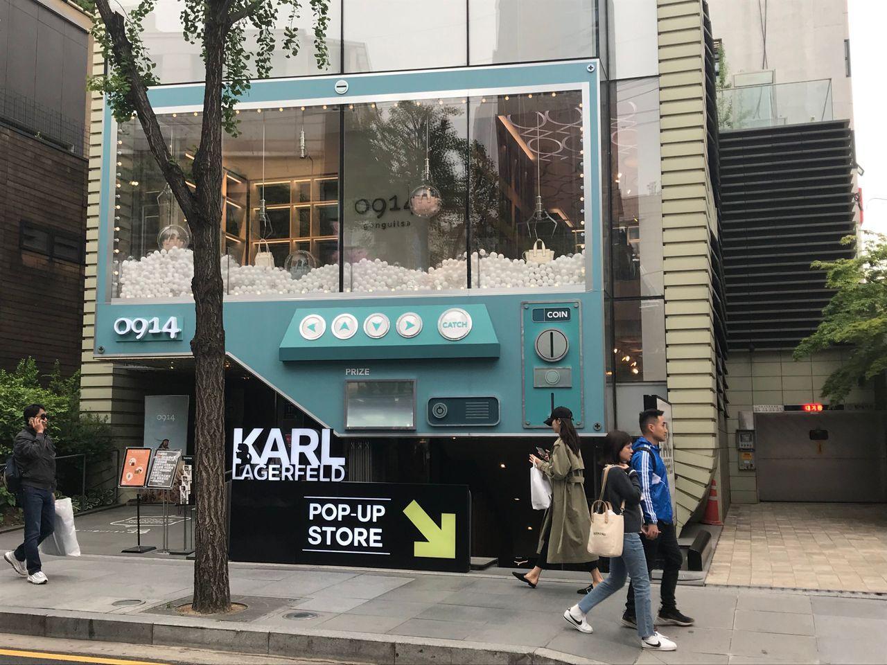 Enjoy fun and meaningful tour! Going through Gyeongbokgung, Sinsa Garosu-gil, and other line 3 stations