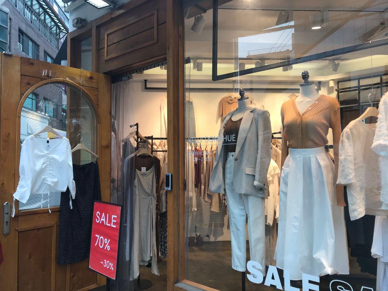 Enjoy fun and meaningful tour! Going through Gyeongbokgung, Sinsa Garosu-gil, and other line 3 stations