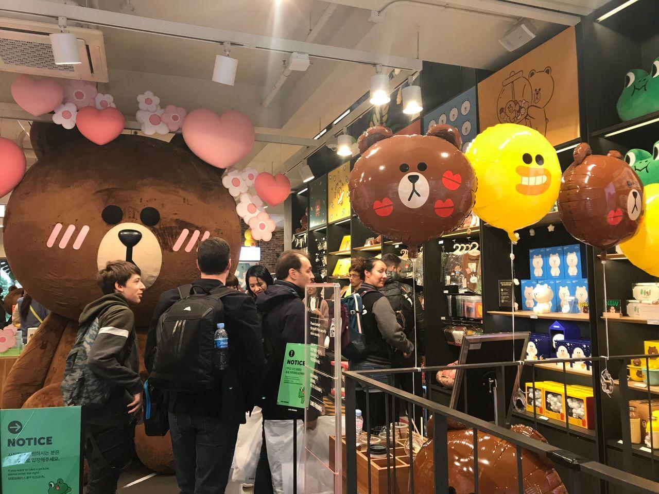 Enjoy fun and meaningful tour! Going through Gyeongbokgung, Sinsa Garosu-gil, and other line 3 stations