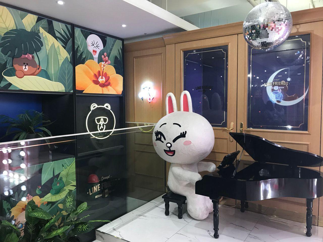 Enjoy fun and meaningful tour! Going through Gyeongbokgung, Sinsa Garosu-gil, and other line 3 stations