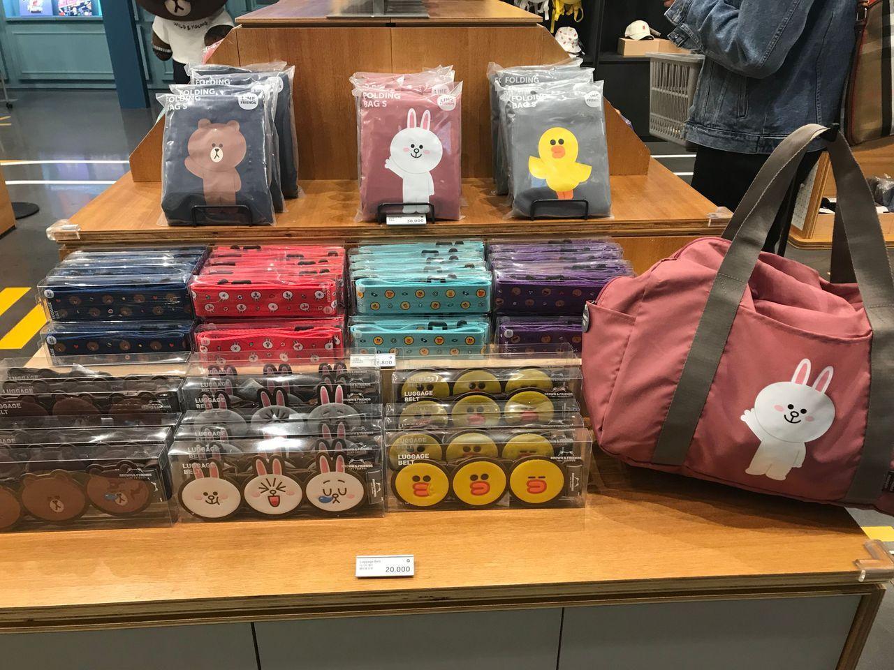 Enjoy fun and meaningful tour! Going through Gyeongbokgung, Sinsa Garosu-gil, and other line 3 stations