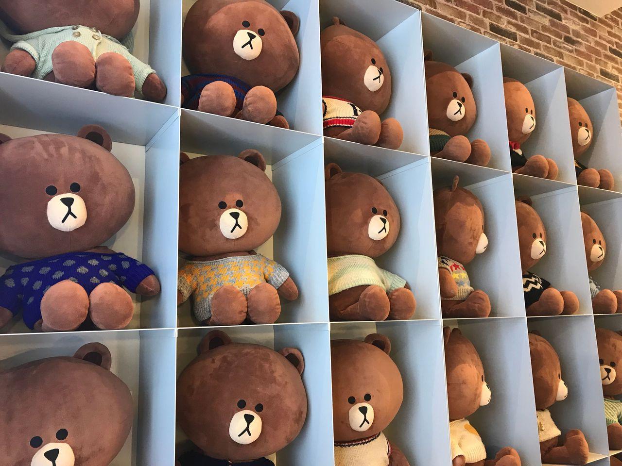 Enjoy fun and meaningful tour! Going through Gyeongbokgung, Sinsa Garosu-gil, and other line 3 stations