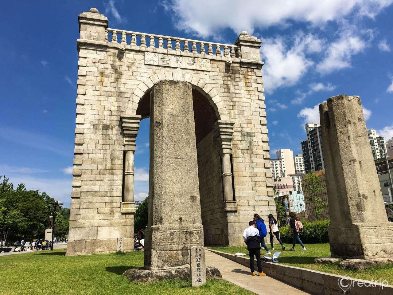 Enjoy fun and meaningful tour! Going through Gyeongbokgung, Sinsa Garosu-gil, and other line 3 stations