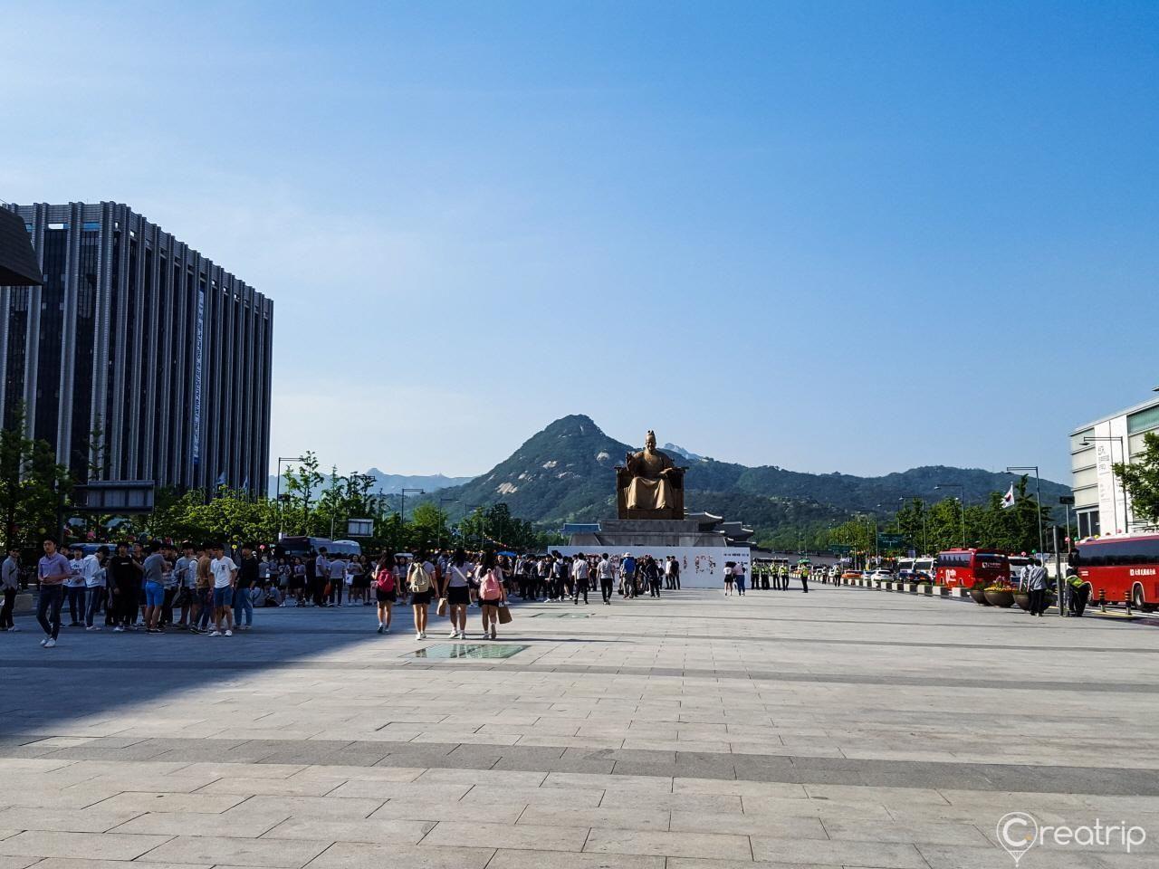 Enjoy fun and meaningful tour! Going through Gyeongbokgung, Sinsa Garosu-gil, and other line 3 stations