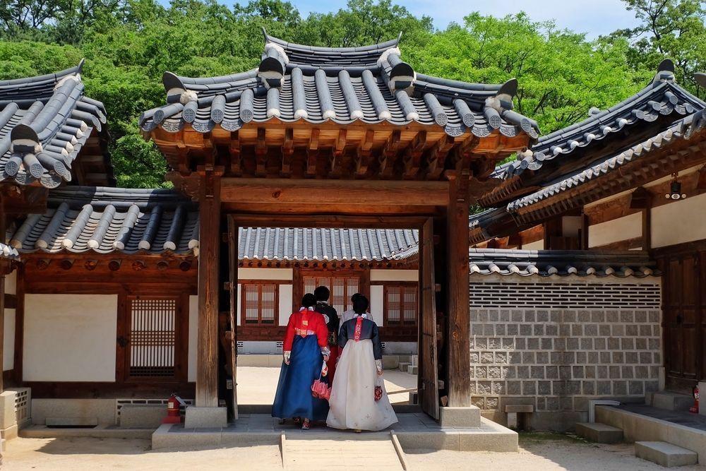 Enjoy fun and meaningful tour! Going through Gyeongbokgung, Sinsa Garosu-gil, and other line 3 stations