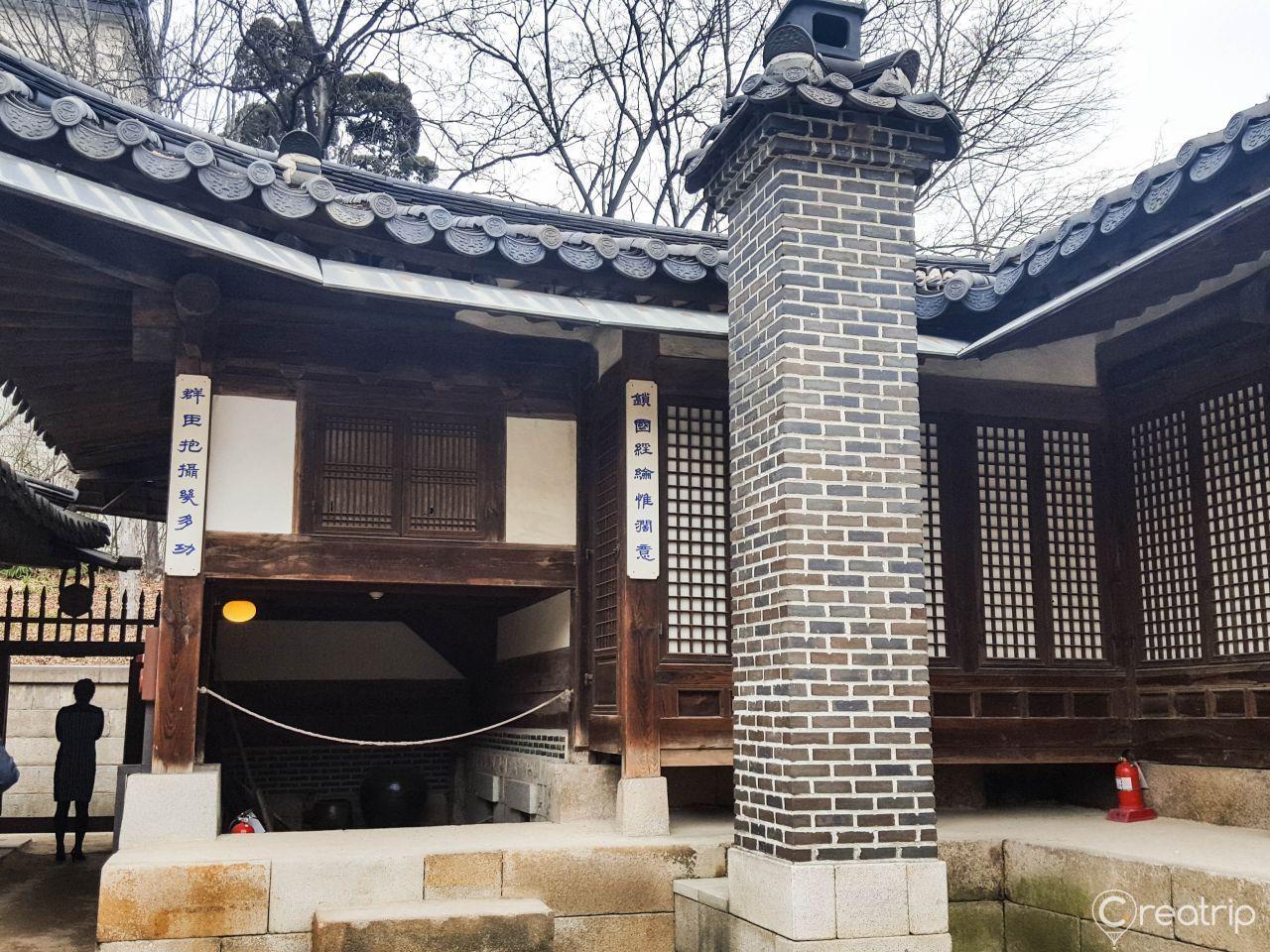 Enjoy fun and meaningful tour! Going through Gyeongbokgung, Sinsa Garosu-gil, and other line 3 stations