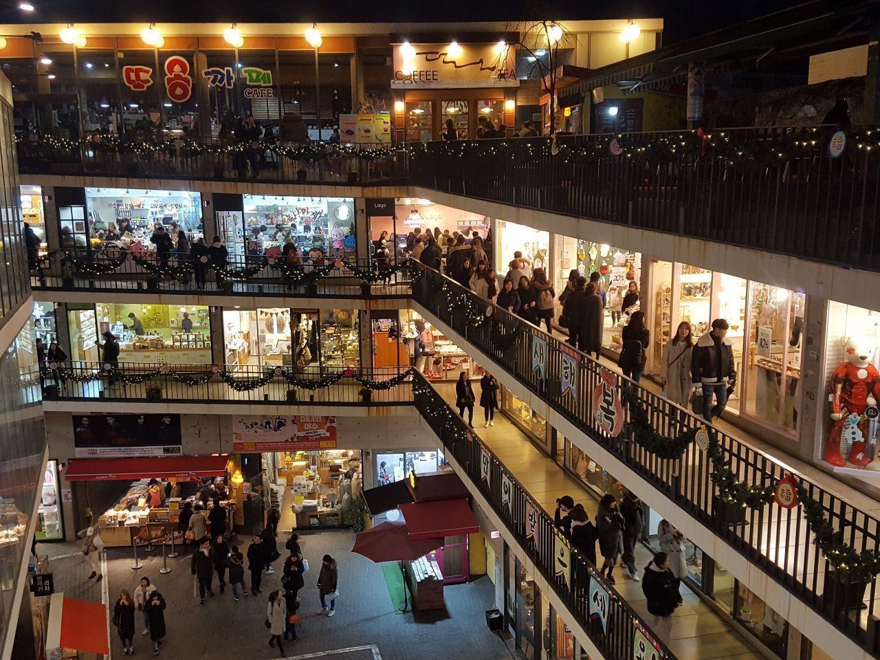 Enjoy fun and meaningful tour! Going through Gyeongbokgung, Sinsa Garosu-gil, and other line 3 stations