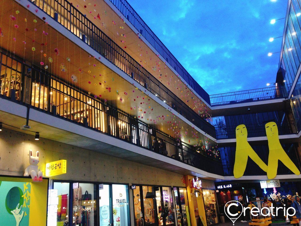 Enjoy fun and meaningful tour! Going through Gyeongbokgung, Sinsa Garosu-gil, and other line 3 stations