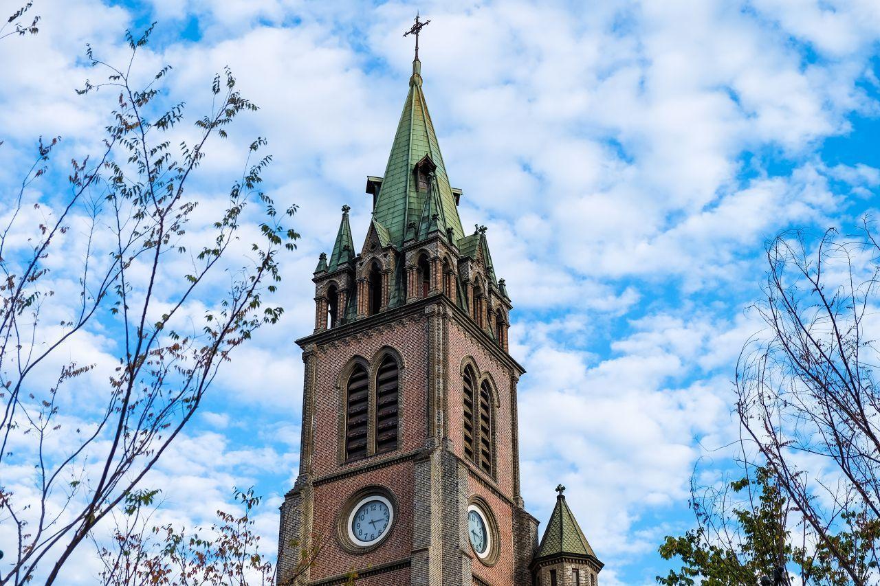 Enjoy fun and meaningful tour! Going through Gyeongbokgung, Sinsa Garosu-gil, and other line 3 stations