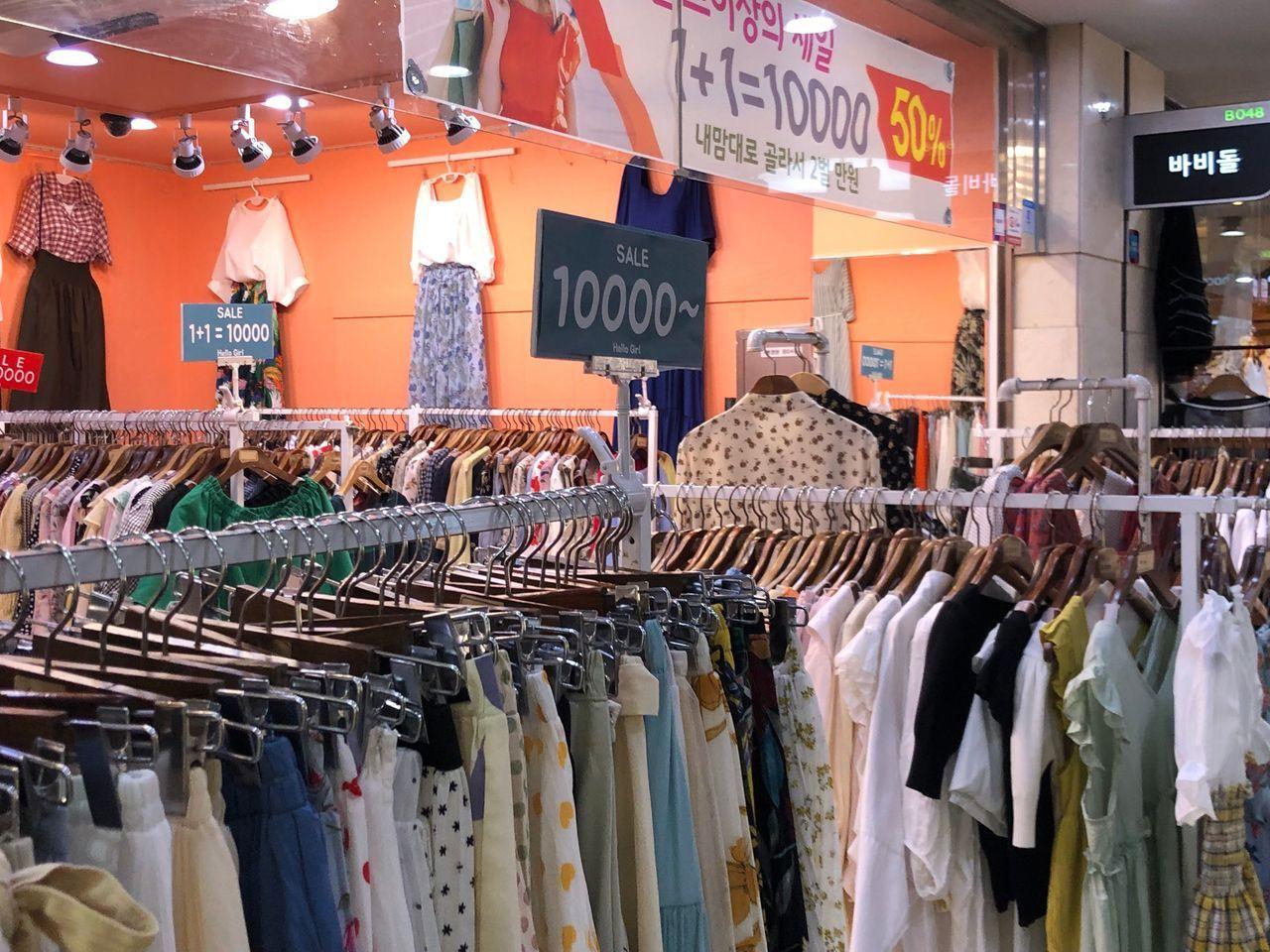 Enjoy fun and meaningful tour! Going through Gyeongbokgung, Sinsa Garosu-gil, and other line 3 stations