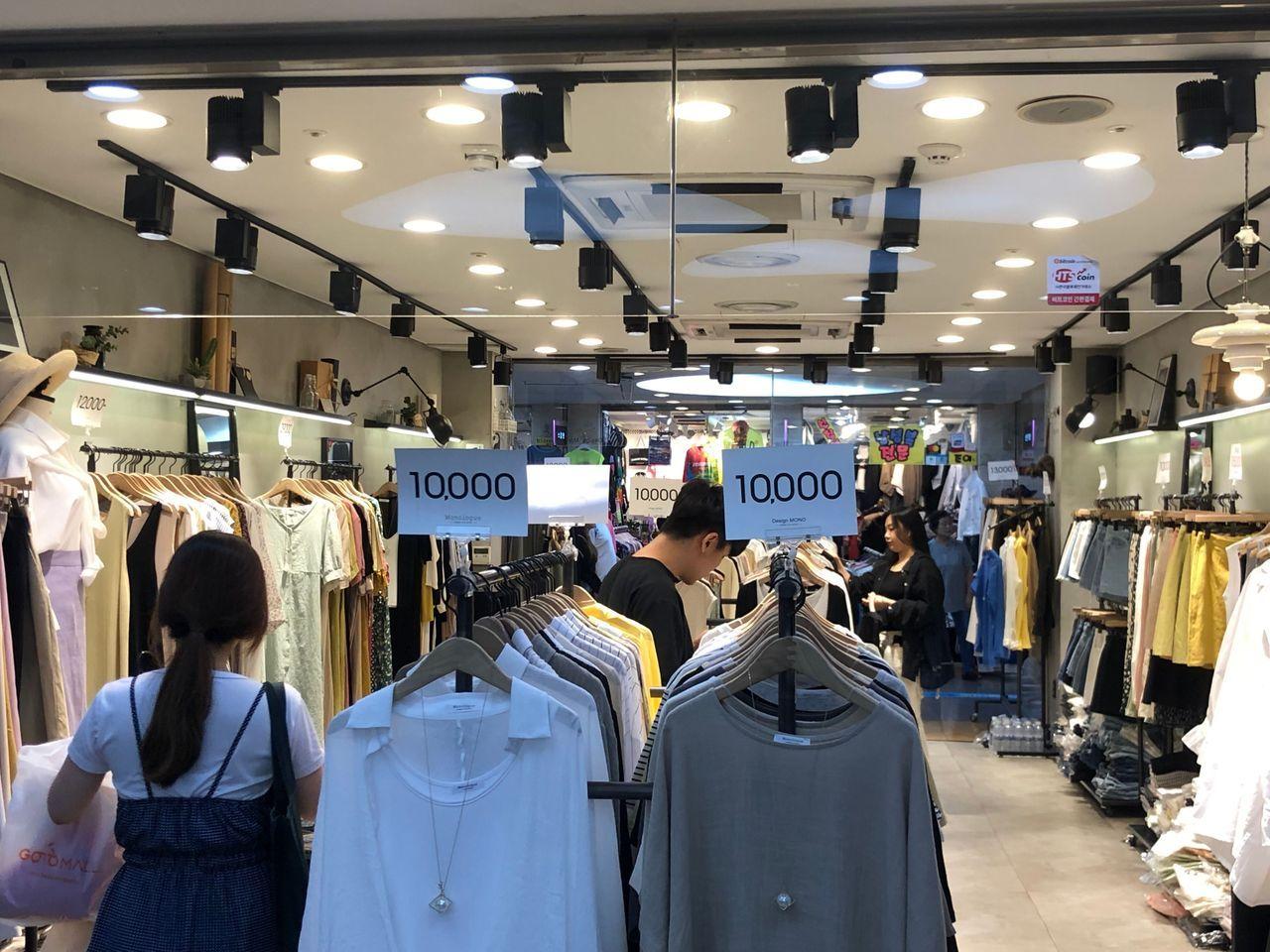 Enjoy fun and meaningful tour! Going through Gyeongbokgung, Sinsa Garosu-gil, and other line 3 stations