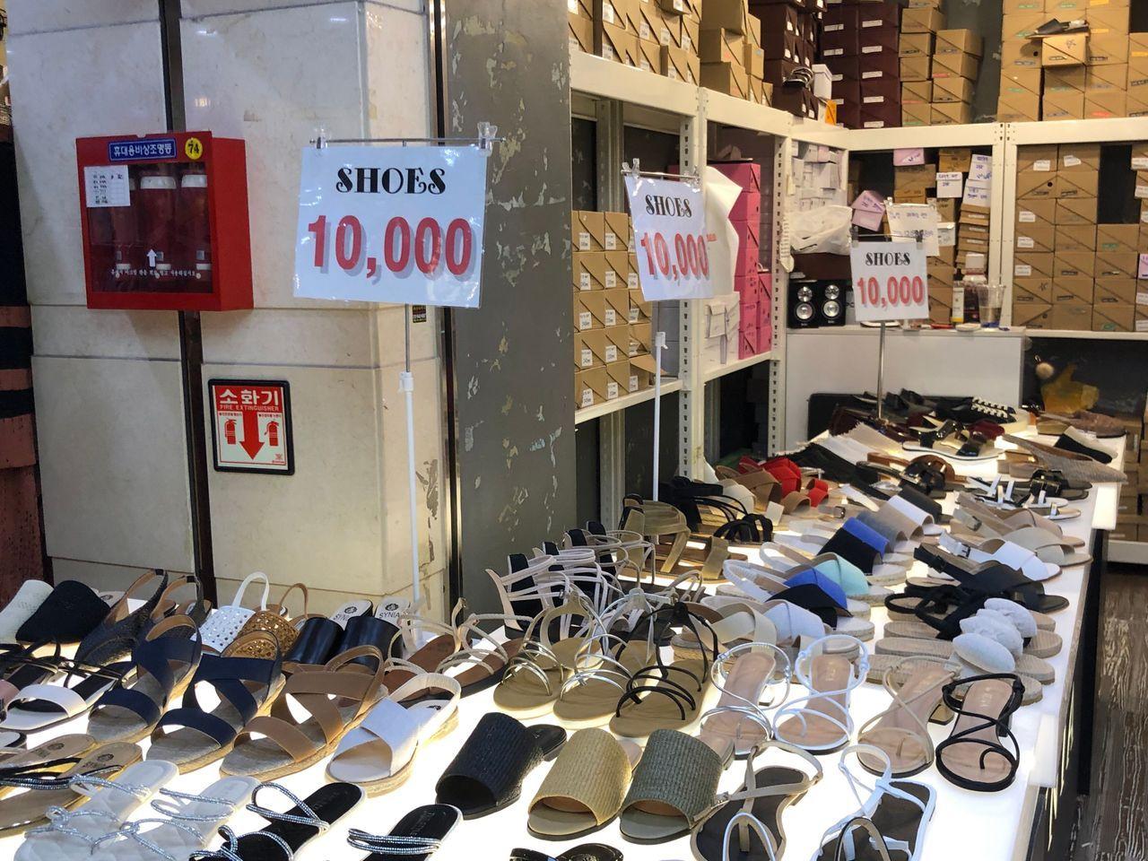 Enjoy fun and meaningful tour! Going through Gyeongbokgung, Sinsa Garosu-gil, and other line 3 stations