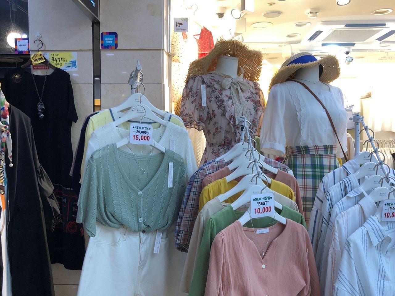 Enjoy fun and meaningful tour! Going through Gyeongbokgung, Sinsa Garosu-gil, and other line 3 stations