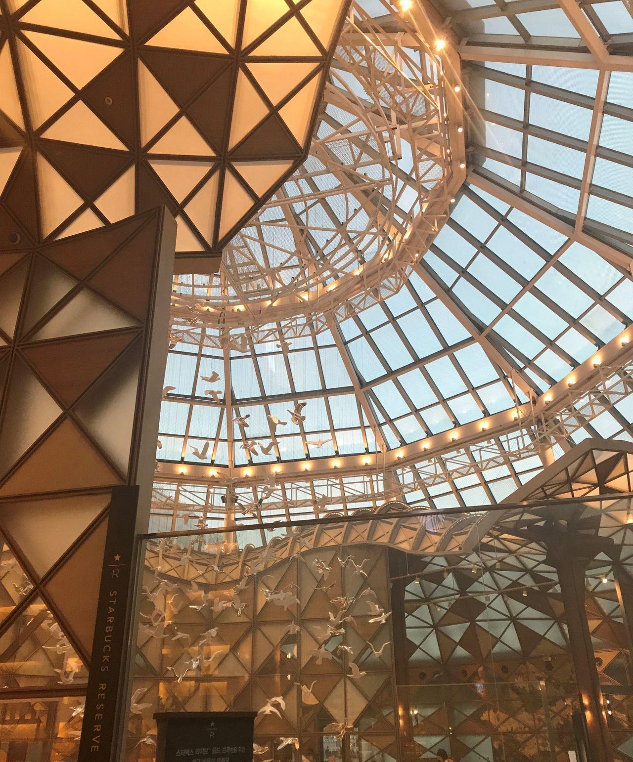 Enjoy fun and meaningful tour! Going through Gyeongbokgung, Sinsa Garosu-gil, and other line 3 stations