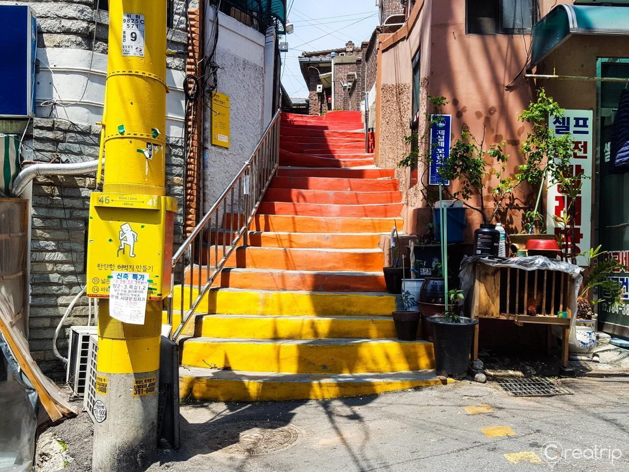 盐里洞颜色鲜艳的楼梯，连接着街道的上下，周围是狭长的住宅区。这个区域以其迷人的街头艺术而闻名。