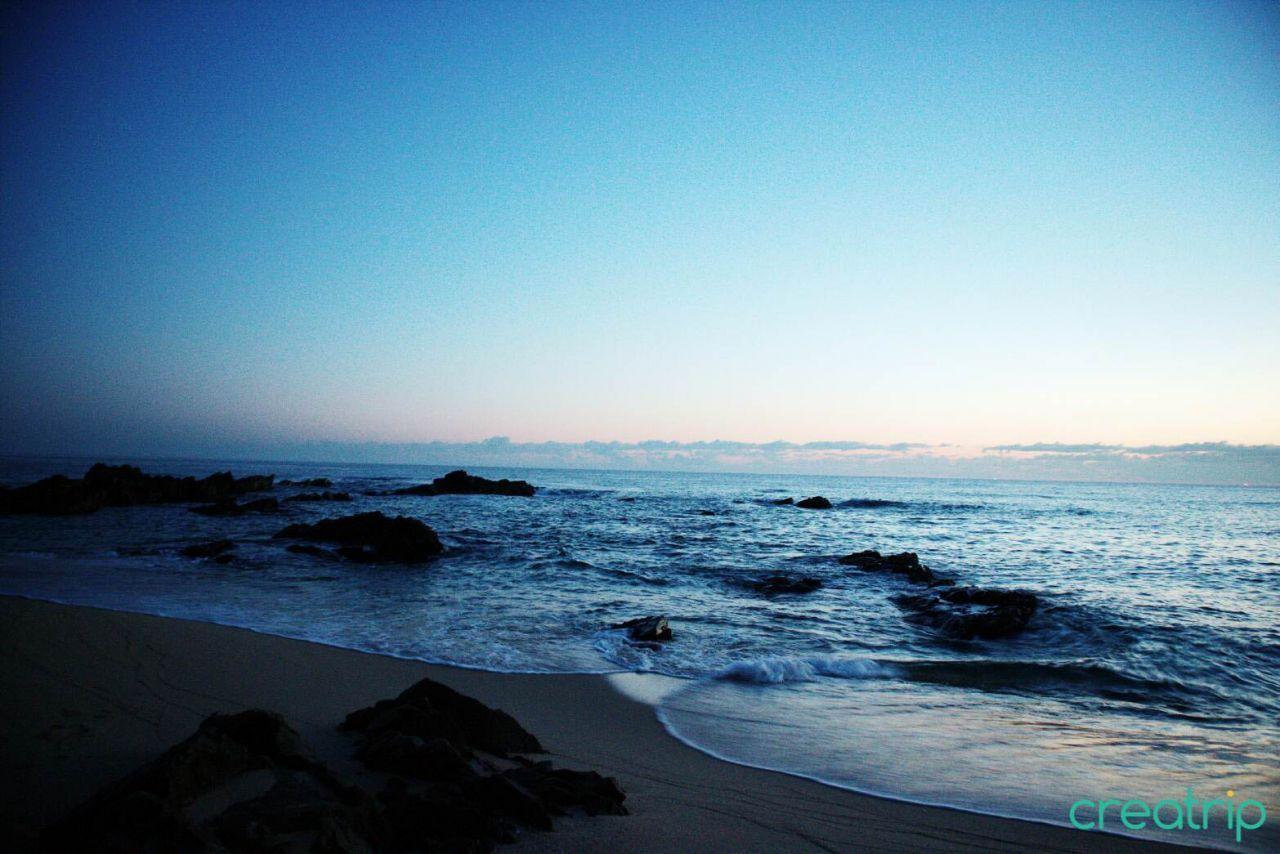 正東津海灘的黎明前景色，海面平靜，天空呈現淡藍色。