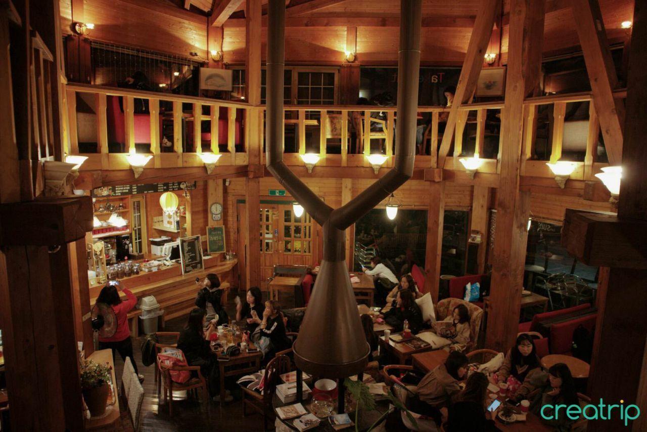 咖啡廳中的顧客們在享用飲品和休息，周圍環境溫馨。