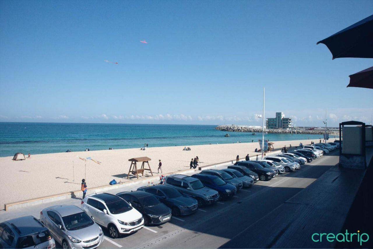 咖啡館的窗邊座位，從這裡可以欣賞到整個海岸線的風景。