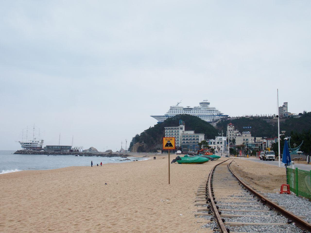 正東津海邊的鐵道與海灘，遠處有一艘船隱約可見。