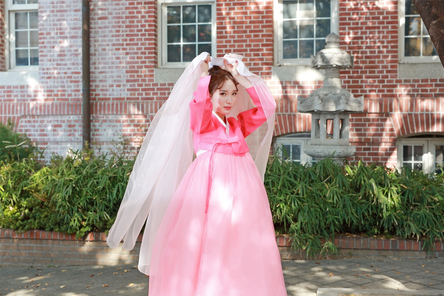 在釜山甘川洞文化村穿著華麗韓服，氛圍契合古典優雅，呈現韓服的傳統及現代美學交織。