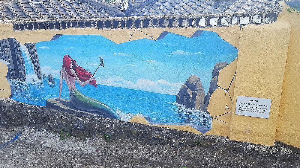 부산 청사포 벽화거리의 바다풍경을 담은 벽화. 푸른 바다와 맑은 날씨를 그림으로 표현한 이미지.