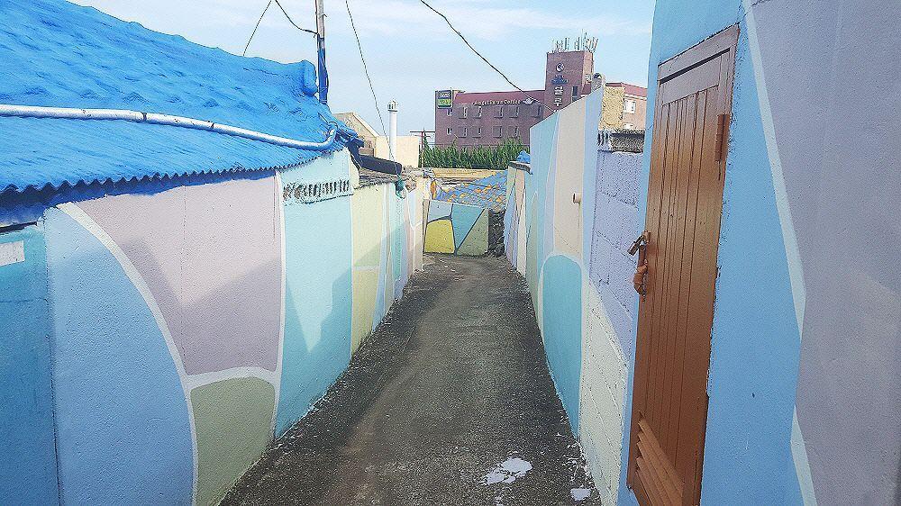 부산 청사포 벽화거리의 벽화 이미지로 인어 공주와 물고기 등이 그려져 있습니다. 해양 생물을 담은 생동감 있는 그림.