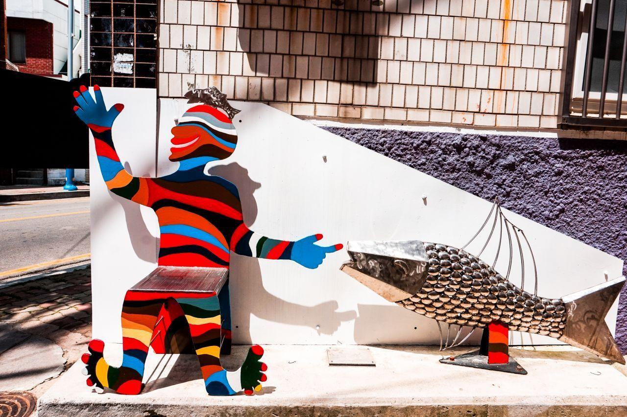 통영 서피랑 벽화마을의 계단에 놓인 장난스러운 조형물. 계단과 조형물이 어우러져 독특한 장면을 연출합니다.