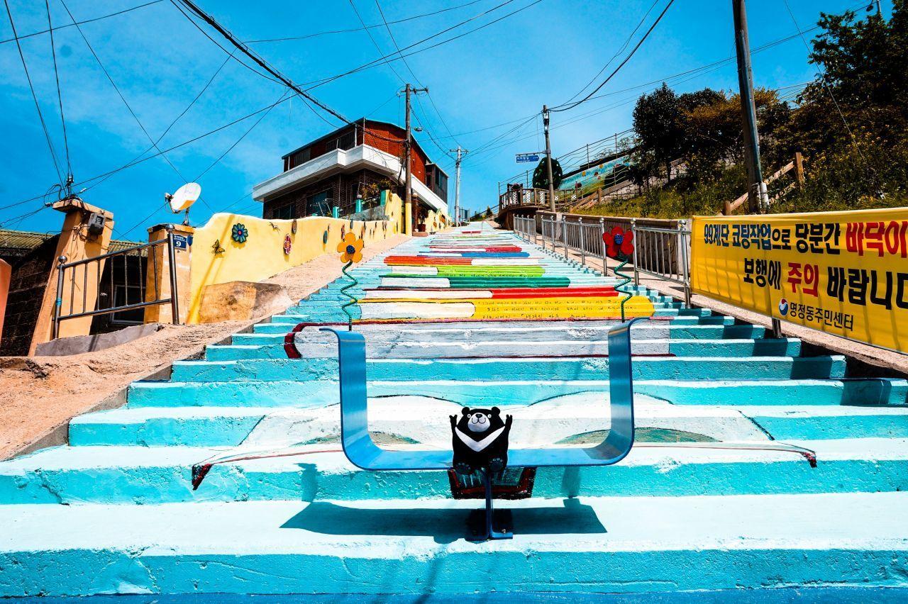 통영 서피랑 벽화마을에서 보이는 색색의 계단과 다양한 그림들로 채워진 벽화. 즐거운 산책의 느낌을 줍니다.