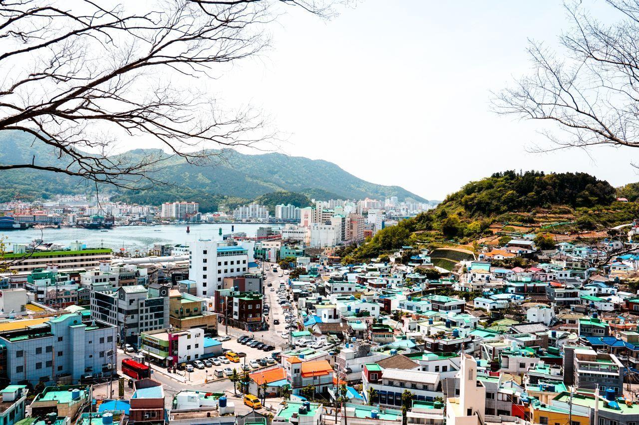 통영 서피랑 벽화마을의 계단에서 찍은 사진으로, 알록달록하게 채색된 책모양의 계단이 보입니다.