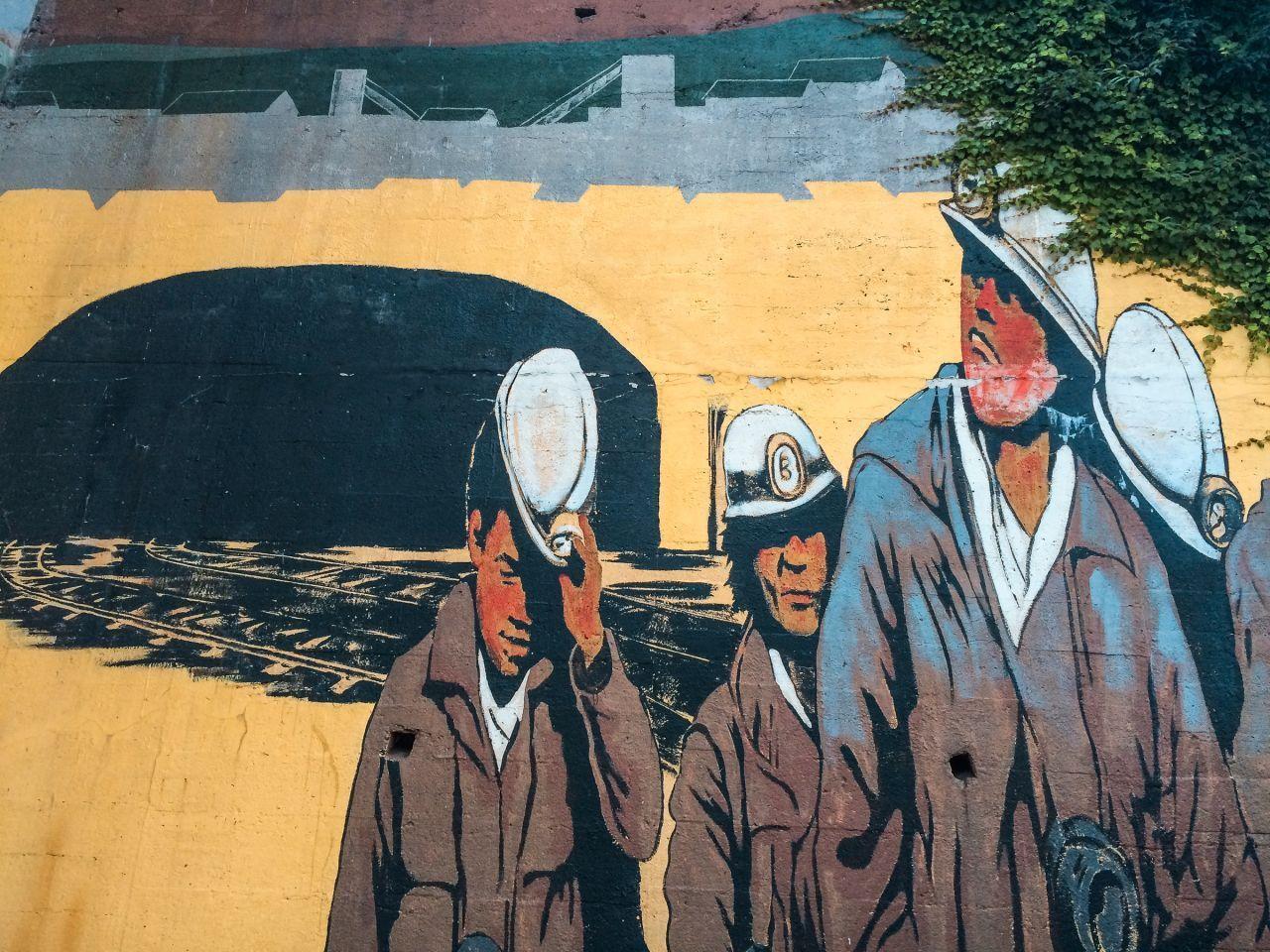 상장 벽화마을의 탄광 벽화. 탄광 광부의 작업 모습을 사실적으로 그린 벽화로, 역사적인 향수를 자아냅니다.