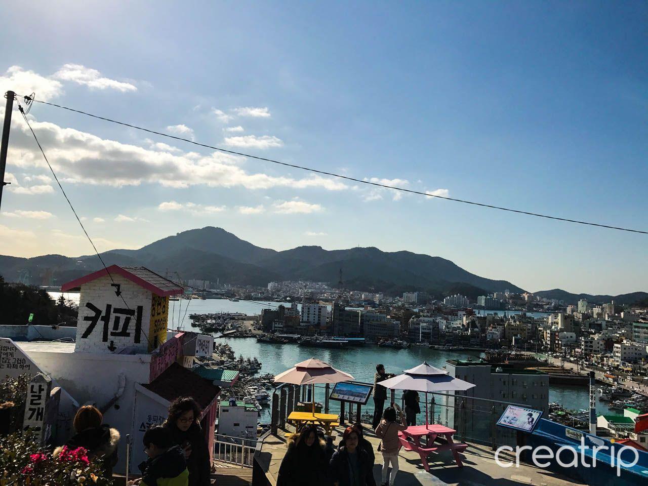 통영 동피랑 벽화마을의 고요한 거리. 벽화와 주변 환경이 자연스럽게 어우러져 있는 모습을 보여줍니다.