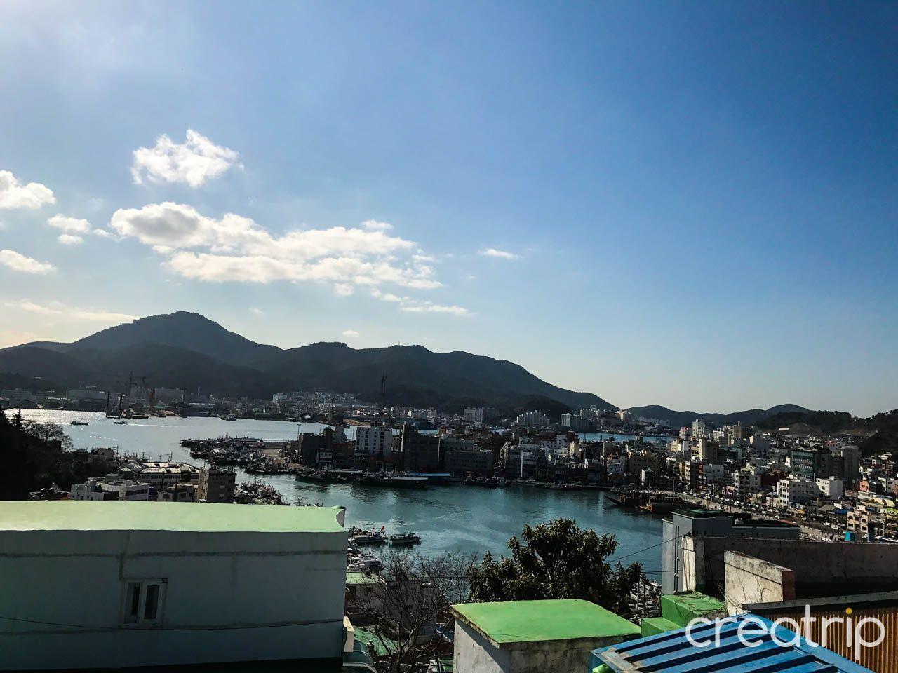 통영 동피랑 벽화마을의 유명한 풍경으로, 벽화가 도시 전등에 그려져 있습니다. 잔잔한 매력을 더해주는 조화로운 공간.