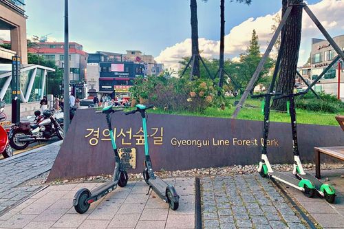 Gyeongui Line Forest Park (Công viên Rừng Gyeongui Line) ở yeonnamdong