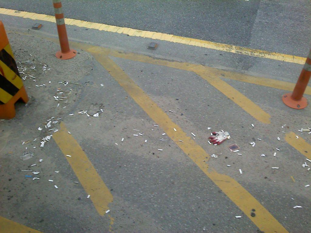 街道上散落的烟蒂和垃圾,显示公共场所的环境卫生问题。