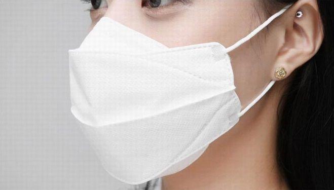 一名女性佩戴口罩的侧脸,显示佩戴口罩预防疾病的重要性。