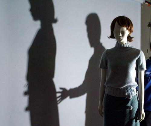 一名男子在黑暗中对一名女性进行性骚扰的阴影像,社会问题的隐喻。