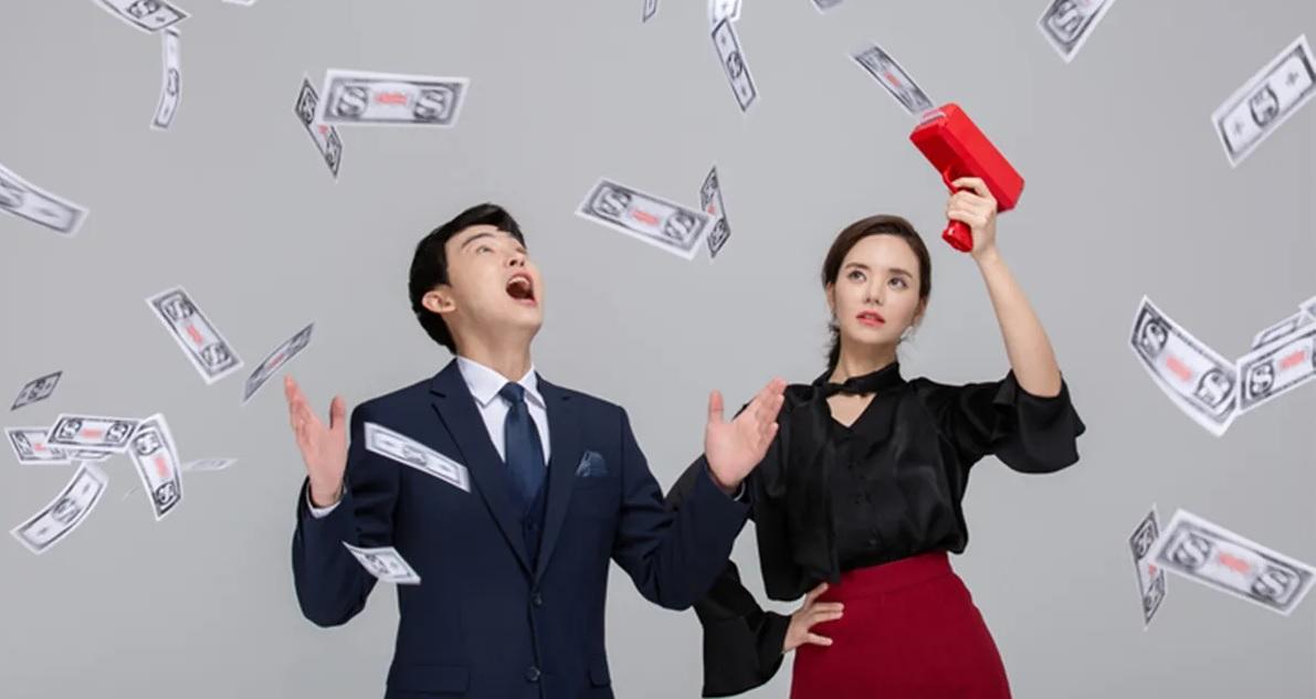ผู้คนในชุดทำงาน โยนเงินปลอมอยู่บนฟ้า สื่อถึงการใช้เงินเยอะตามวัฒนธรรมเกาหลี