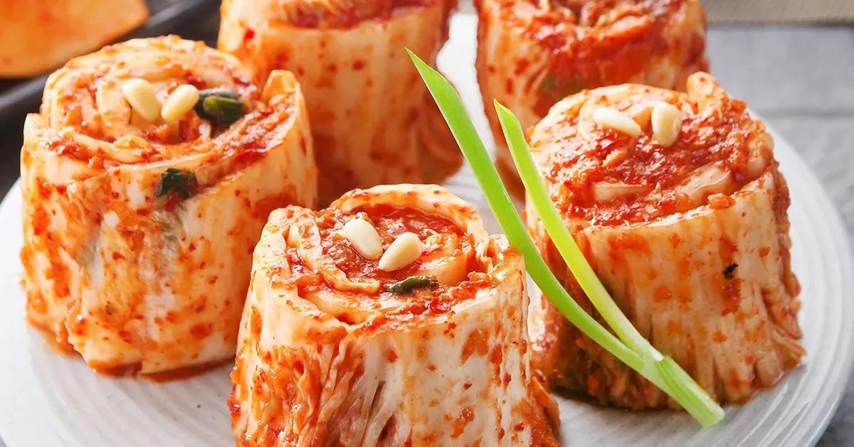 อาหารเกาหลี คิมจิหยวก กับการตกแต่งด้วยถั่วและต้นหอมบนจานสีขาว