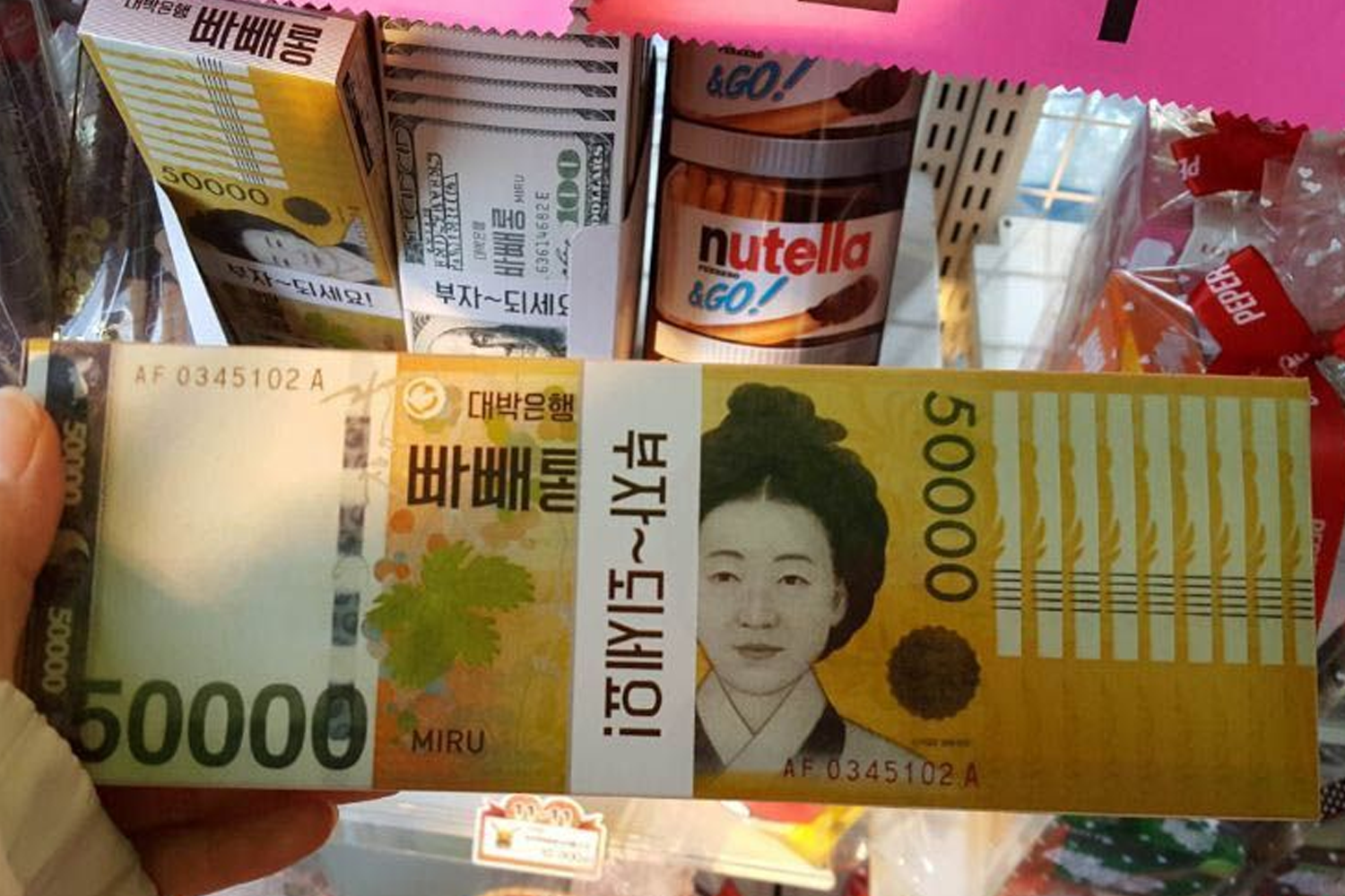 Pepero day ถือเป็นวันสำคัญเกี่ยวกับความรักอีกวันหนึ่งของคนเกาหลี แต่ความจริงแล้วที่มาของ Pepero Day เกี่ยวกับความรักจริงหรือไม่? หรือจะเกี่ยวกับการลดน้ำหนัก? 2