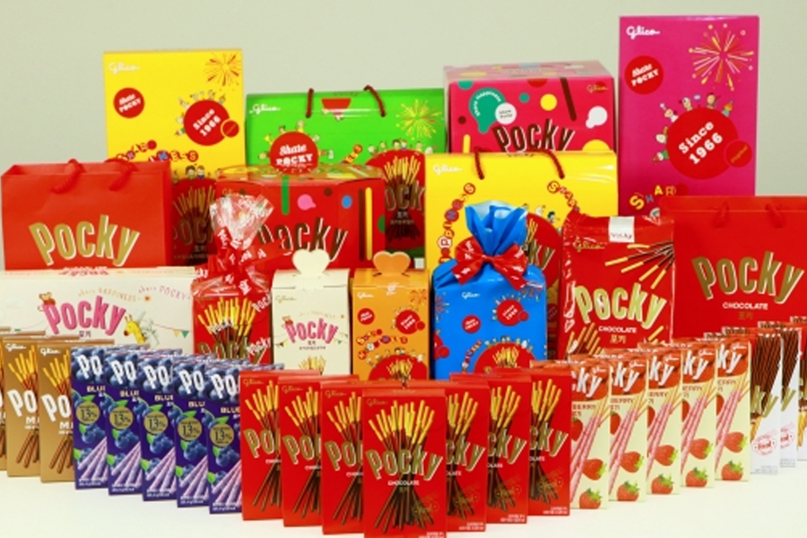 一大堆不同口味和包装的Pocky，展示了多样的庆祝风格特别版和礼物袋。