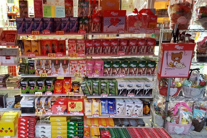一个完全是Pepero Day特别设计的店内展示区，陈列了大量不同口味的Pepero巧克力棒和Pocky。