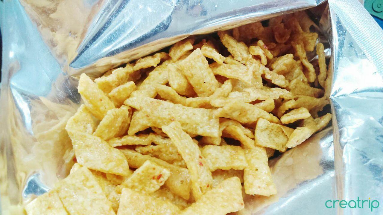 Open garlic corn snack packaging revealing rectangular chips from CU convenience store