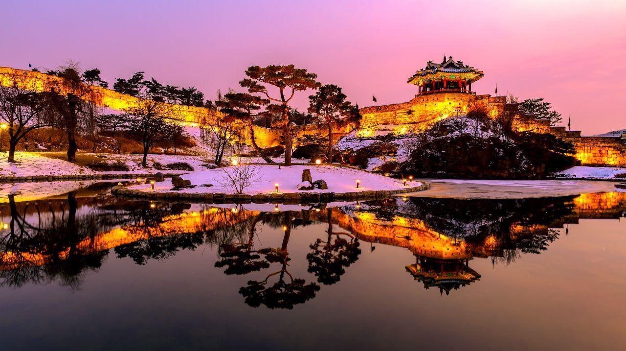 華虹門在傍晚的景象，門的倒影在水面的反射形成了一幅迷人景象。