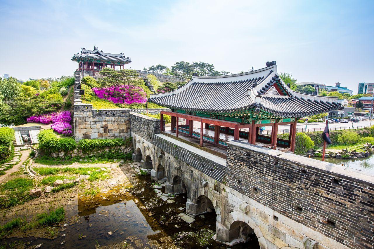 華虹門附近的風景，鮮花盛開於山坡上，展示了傳統和自然和諧共存的美景。