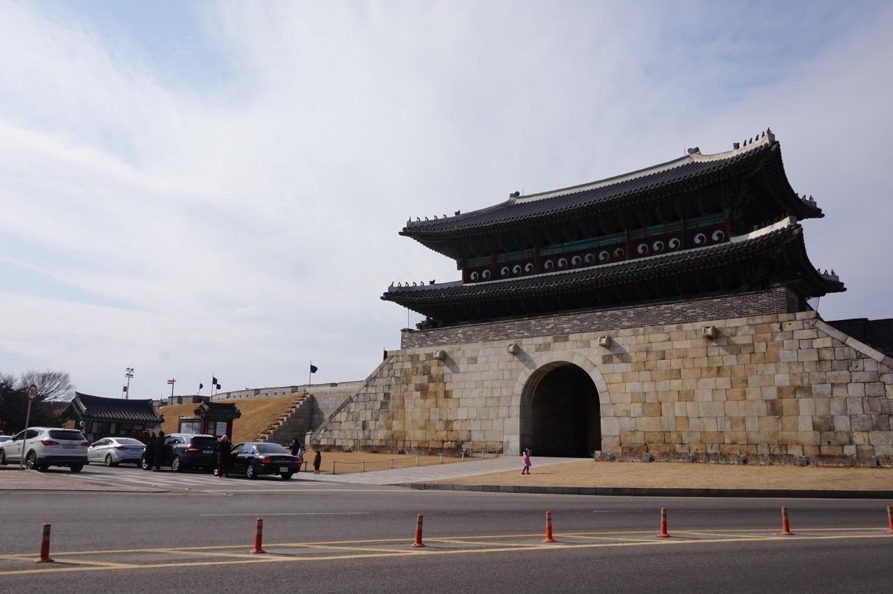 一景的水原長安門，在天氣晴朗的天空下拍攝，顯示出這座建築的細節和古老的韓國建築風格。