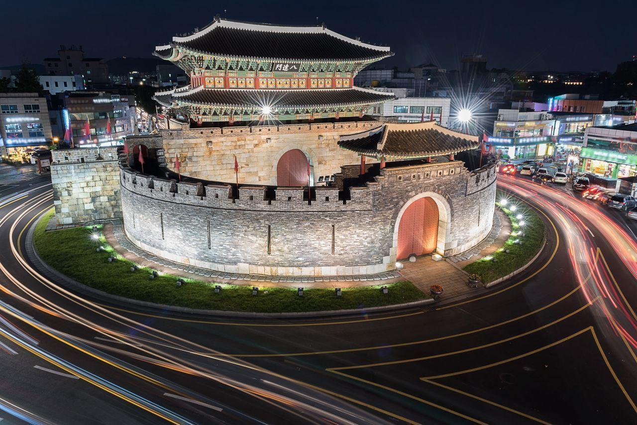 夜幕中的八達門，周圍交通流動的光軌和城門的燈光效果使景觀更加迷人。