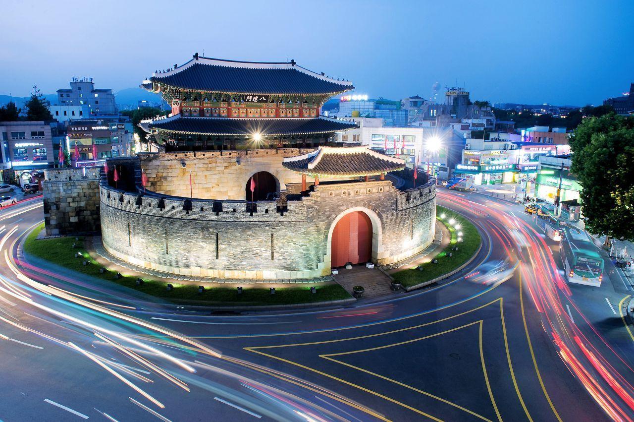 華麗的八達門在夜晚燈光下顯得更加壯觀，這座韓國城門展示了古代傳統的木頭結構和雕刻。