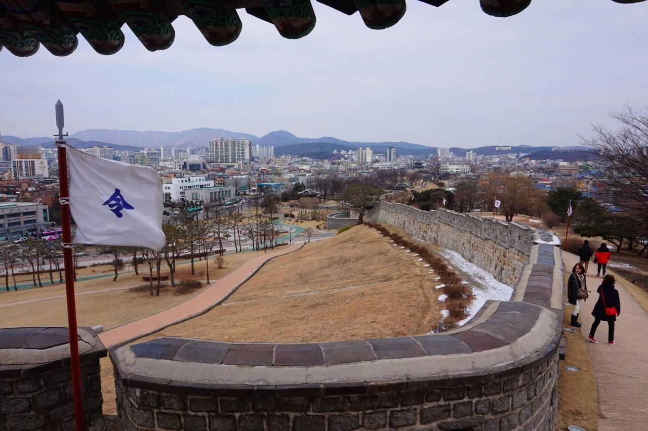 從華西門的俯瞰視角，可以看到整個城郭的流暢曲線和周邊的公園景觀。