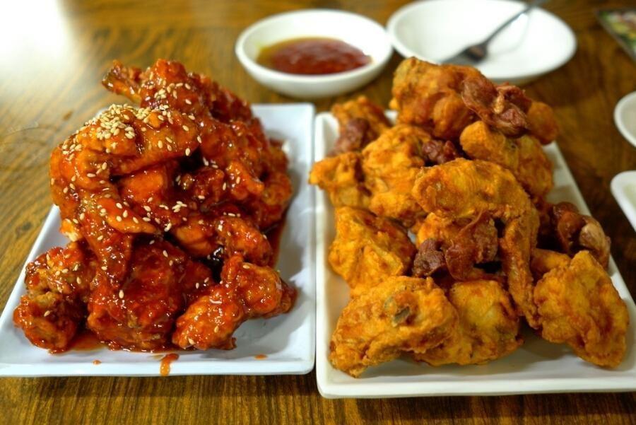口味豐富的炸雞，包括麻辣與原味炸雞，擺盤整齊，讓人垂涎三尺。