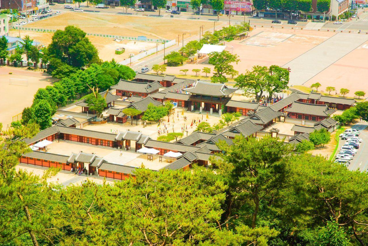 戰宮行宮的一處俯瞰景觀，展示了古老行宮建築和周圍綠意盎然的環境。